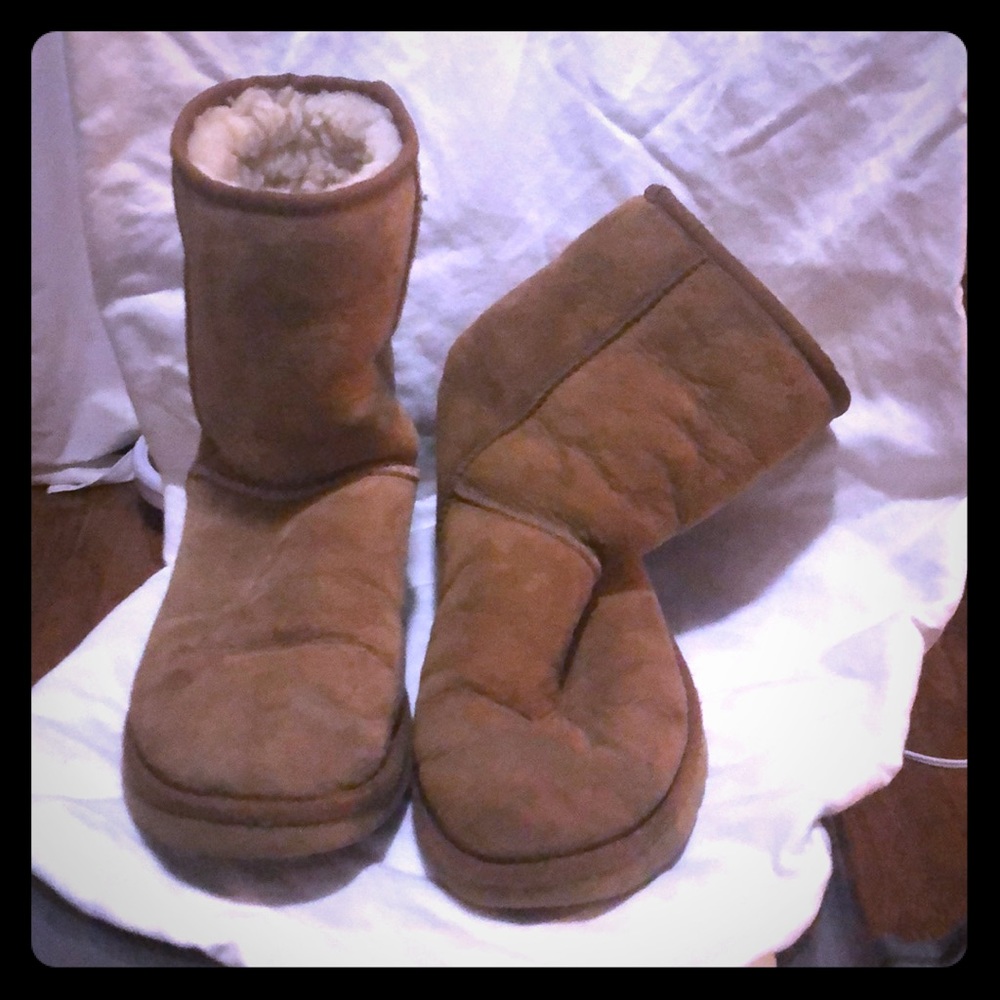 Classic Ugg short boots, color chestnut, size 8